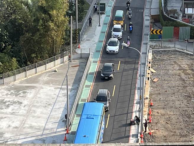 新北市三峽區北大國小側門周邊擬設置公車調度場，家長擔憂學童安全會受影響；交通局表示，已要求業者辦理說明會討論，將主動要求、研議有無配套，積極處理。（民眾提供）