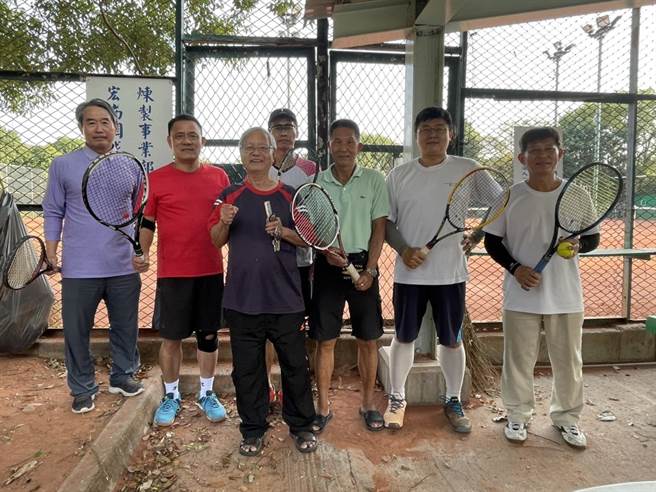 国内新冠肺炎疫情趋缓，各地防疫政策均逐渐解封，但高雄楠梓区中油宏南网球场却仍然不开放使用，民眾只能在球场外的马路边打球，让有缴年费的会员既无奈又气愤。（洪浩轩摄）