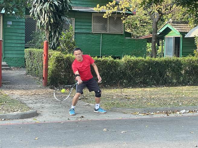 国内新冠肺炎疫情趋缓，各地防疫政策均逐渐解封，但高雄楠梓区中油宏南网球场却仍然不开放使用，民眾只能在球场外的马路边打球，让有缴年费的会员既无奈又气愤。（洪浩轩摄）