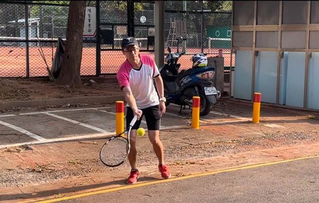 国内新冠肺炎疫情趋缓，各地防疫政策均逐渐解封，但高雄楠梓区中油宏南网球场却仍然不开放使用，民眾只能在球场外的马路边打球，让有缴年费的会员既无奈又气愤。（洪浩轩摄）