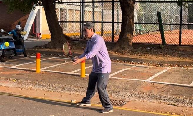 国内新冠肺炎疫情趋缓，各地防疫政策均逐渐解封，但高雄楠梓区中油宏南网球场却仍然不开放使用，民眾只能在球场外的马路边打球，让有缴年费的会员既无奈又气愤。（洪浩轩摄）