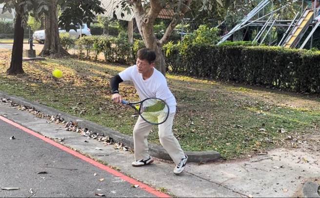 国内新冠肺炎疫情趋缓，各地防疫政策均逐渐解封，但高雄楠梓区中油宏南网球场却仍然不开放使用，民眾只能在球场外的马路边打球，让有缴年费的会员既无奈又气愤。（洪浩轩摄）