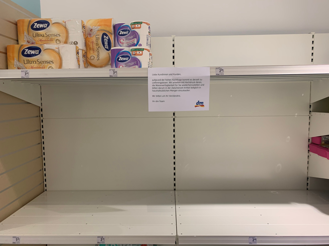 德国慕尼黑的超市货架上只有几包卫生纸。（图／达志影像/shutterstock）