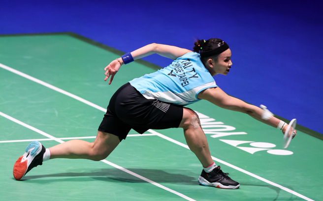 戴资颖在全英女单4强赛对战安洗莹，以反拍奋力救球。（Badminton photo提供）