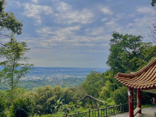 竹县推出「FUN慢游飞凤山」爬山集章抽好礼活动，鼓励乡亲一起揪团来爬山。(新竹县府提供／邱立雅竹县传真)