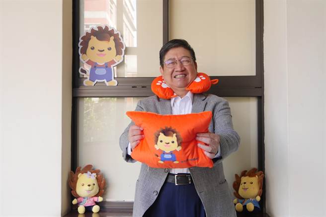 竹县推出「FUN慢游飞凤山」，任选芎林飞凤山三条步道完成打卡点任务，就有机会获得皮皮狮抱枕。（新竹县府提供／邱立雅竹县传真）