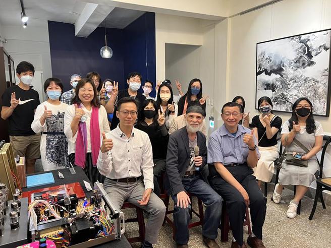 （艺术玩家邓志浩携手声音美学艺术家姬一国，首场联展即日起至4/29在台中羿廊展出！图／业者提供）