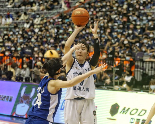 世新大学许玟瑄（右）克服心魔，4强赛打出精彩表现。（杜宜谙摄）