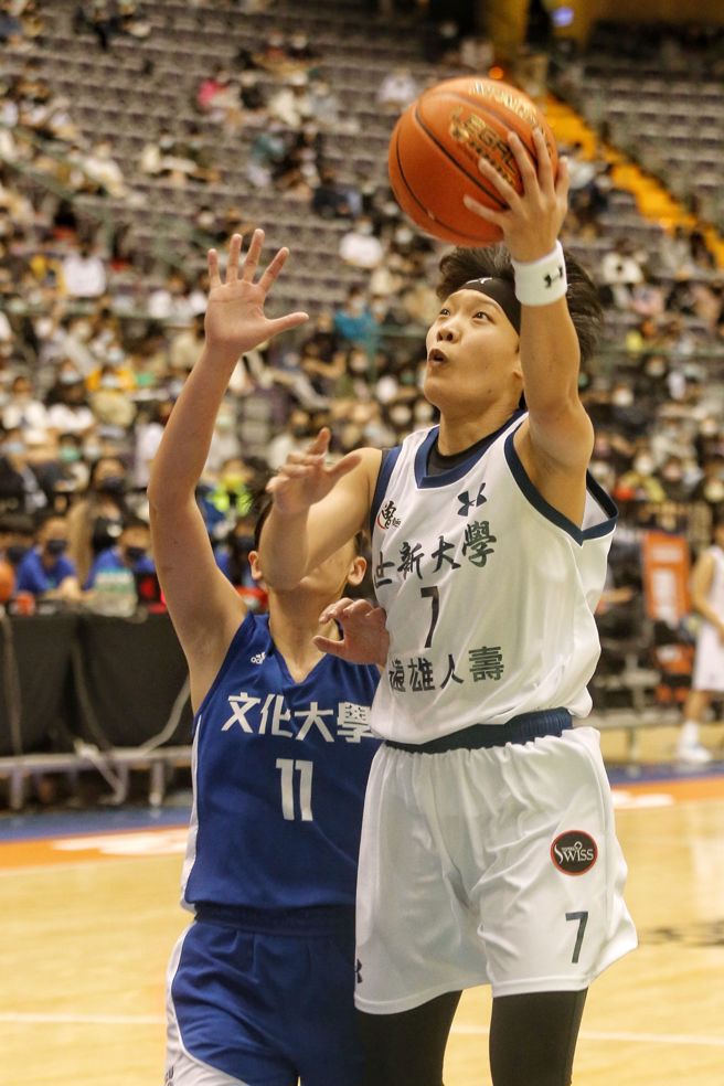 世新大学女篮队长苏嘉娴（右）4强赛拿下15分、12篮板。（杜宜谙摄）