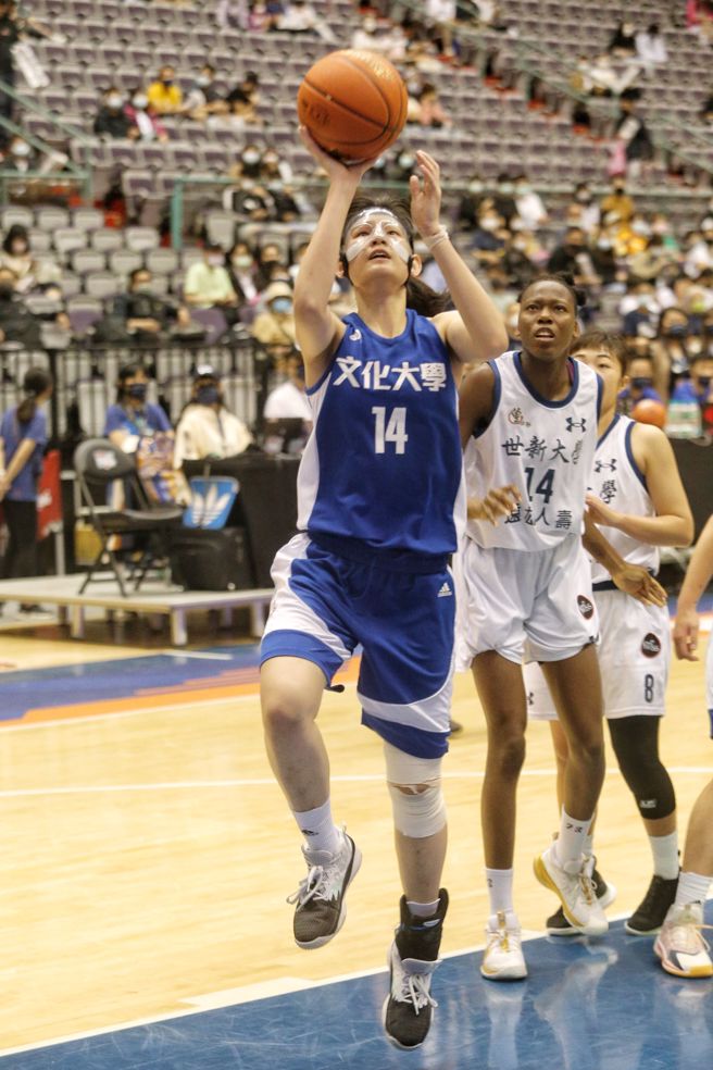 文化大学郭虹廷（左）拿下12分、8篮板。（杜宜谙摄）