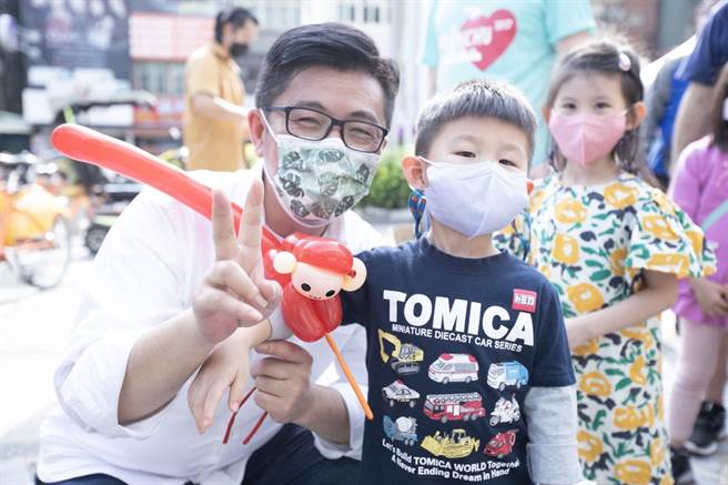 行政院顧問兼幸福城市愛心協會理事長鄭宏輝19日在新竹市巨城購中心舉辦「森日快樂，愛的樹苗」活動，吸引大批親子參與。（鄭宏輝提供／陳育賢新竹傳真）