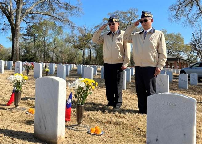 驻美代表处退伍军人事务组倪邦臣组长及程国峰秘书日前前往乔治亚州班寧堡军人公墓悼念80年前抗战期间，在美国受训失事殉职、埋骨异乡的空军先烈。根据驻美处公布的照片，清楚可见墓碑前的我国国旗。（取自驻美代表处脸书）