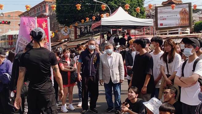 运动局李昱叡及大甲镇澜宫董事长顏清标特出席为选手加油。（台中市政府提供）