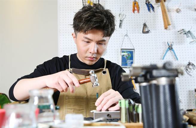 小宇百忙中抽空親手打造飾品。（陳俊吉攝）