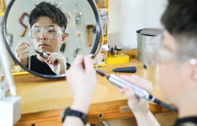 小宇百忙中抽空親手打造飾品。（陳俊吉攝）