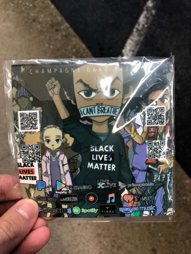 原PO在时代广场遇到「黑人版爱心笔」，被强迫推销唱片，上面还写着BLM，让他直呼超级讽刺。(图／Dcard)