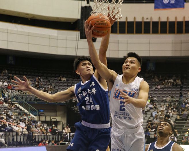 世新大學簡賀宇（左）和健行科大高承恩（右）身體對抗。（杜宜諳攝）