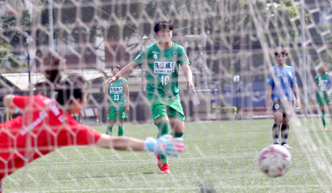 木兰联赛杯8强，高雄阳信前锋李綉操刀罚入12码球。（李弘斌摄）