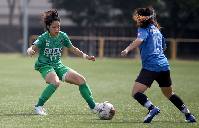 若林美里（左）下半场上阵，积极拚抢阻止台北熊讚发动快攻。（李弘斌摄）