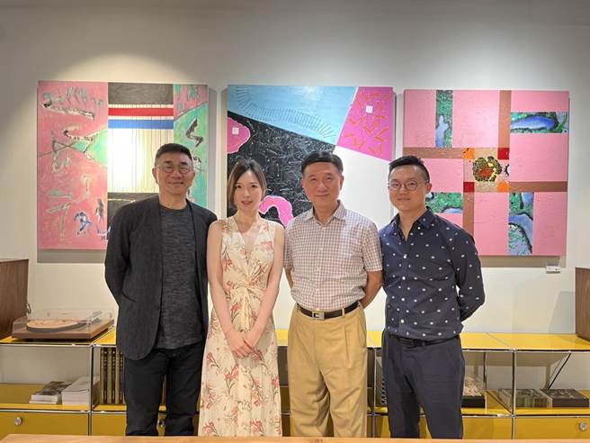 钟俊雄个展19日在高雄弗勒莉酒窖艺术空间开幕。左起采泥艺术总经理林清汶、示康復健科诊所院长刘必涵、艺市学专家黄河、弗勒莉酒窖总经理陈俊男。（弗勒莉酒窖艺术空间提供）