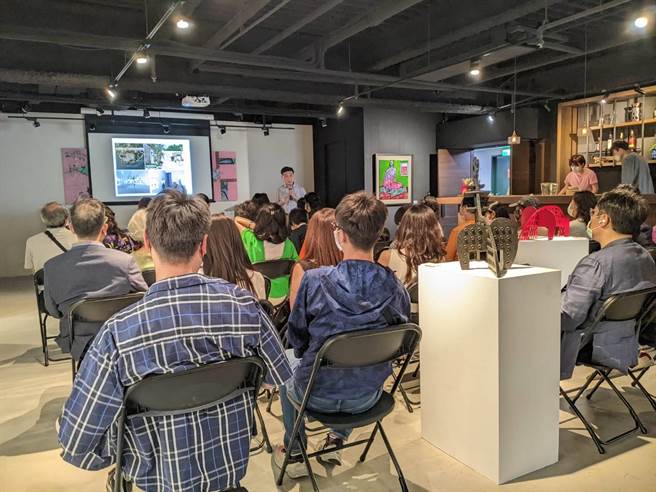 钟俊雄个展19日在高雄弗勒莉酒窖艺术空间开幕。（曹明正摄）