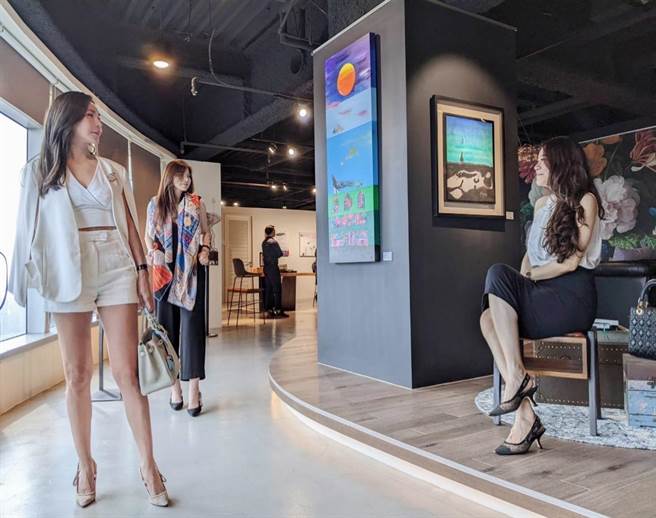 钟俊雄个展19日在高雄弗勒莉酒窖艺术空间开幕。（曹明正摄）