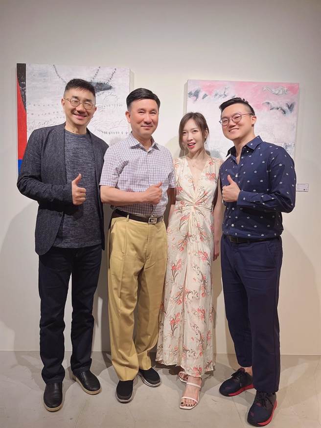 钟俊雄个展19日在高雄弗勒莉酒窖艺术空间开幕。左起采泥艺术总经理林清汶、艺市学专家黄河、示康復健科诊所院长刘必涵、弗勒莉酒窖总经理陈俊男。（弗勒莉酒窖艺术空间提供）