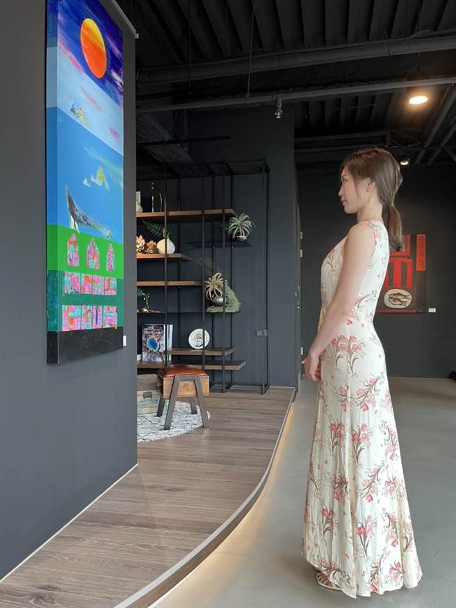 钟俊雄个展19日在高雄弗勒莉酒窖艺术空间开幕。图为网红女復建医师刘必涵。（弗勒莉酒窖艺术空间提供）