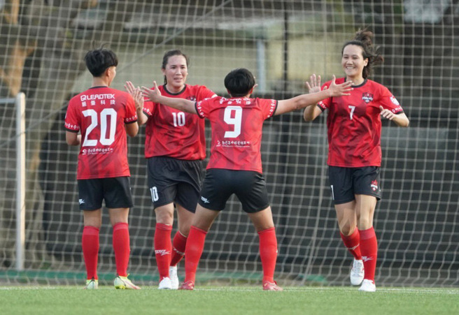 花莲队长蔡莉真（左二） 下半场首开纪录与队友庆祝。（中华足协提供）