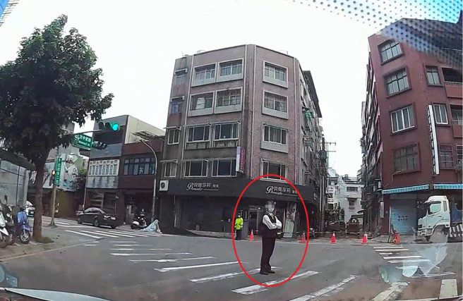 車主行經桃園某路段，見前方綠燈欲通過，突然有位闖紅燈路人在斑馬線上停住怒瞪車主。（翻攝自臉書爆料公社公開版）