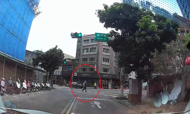 車主行經桃園某路段，見前方綠燈欲通過，突然有位闖紅燈路人在斑馬線小跑步欲通過。（翻攝自臉書爆料公社公開版）