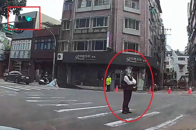 車主行經桃園某路段，見前方綠燈欲通過，突然有位闖紅燈路人在斑馬線上停住怒瞪車主。（翻攝自臉書爆料公社公開版）