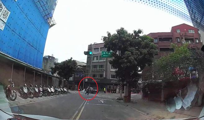 車主行經桃園某路段，見前方綠燈欲通過，突然有位闖紅燈路人在斑馬線小跑步欲通過。（翻攝自臉書爆料公社公開版）