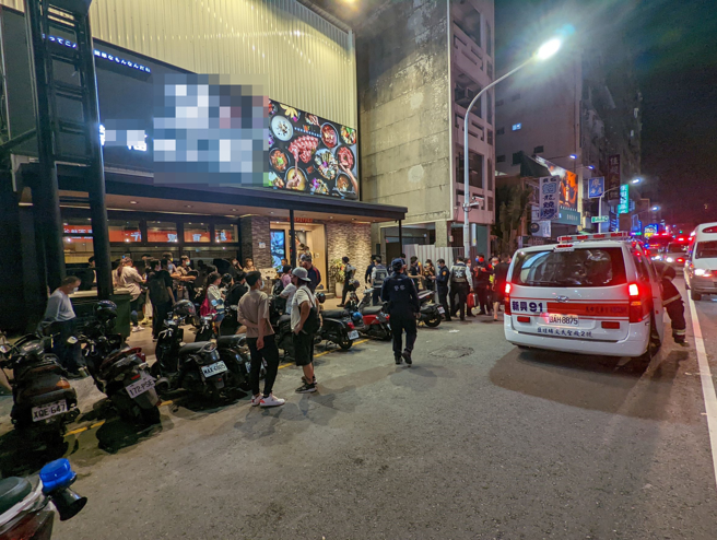 高雄一間火鍋店19日晚間發生槍響，許姓男子當眾開槍尋仇讓客人全嚇壞。（翻攝照片）