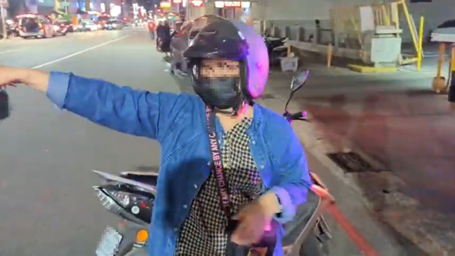 高雄市新興區六合一路1間全國知名連鎖火鍋店內發生槍響，婦人表示凶嫌欲向她借機車。（翻攝影片）