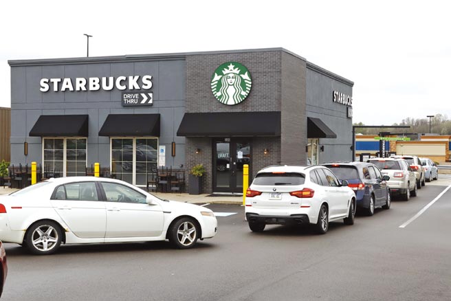 美国得来速服务当道，星巴克等知名连锁店也积极投入。图／美联社