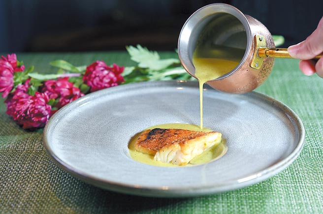 〈正午〉是以〈果阿咖哩〉为表皮烤得「恰恰」的〈红条石斑〉提味。图／姚舜