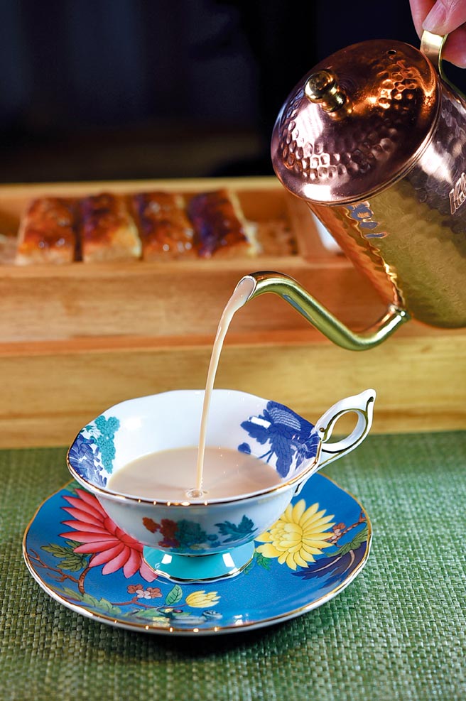 〈玛莎拉茶〉用了姜片、黑胡椒粒、绿豆蔻、肉桂皮、丁香、茶、鲜奶、鲜奶油，以及红枣糖浆、印度蔗糖和炼乳煮制。图／姚舜