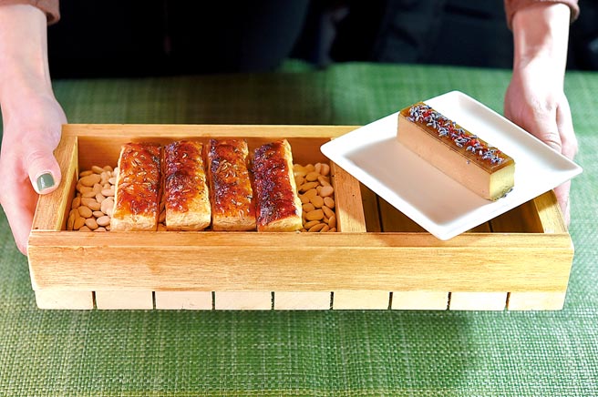 新套餐「孟买奇遇记」的第一道叫〈旭日〉，是由〈玛莎拉茶〉、〈哈里千层酥〉与〈香料鸭肝酱〉共构。图／姚舜