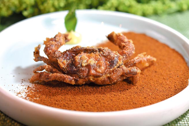 〈夕阳：玛莎拉－软壳蟹〉的红色玛莎拉咖哩是James自己制作的，还没上桌，老远就能闻到香气，咖哩粉的甜味来自大量蔬菜。图／姚舜