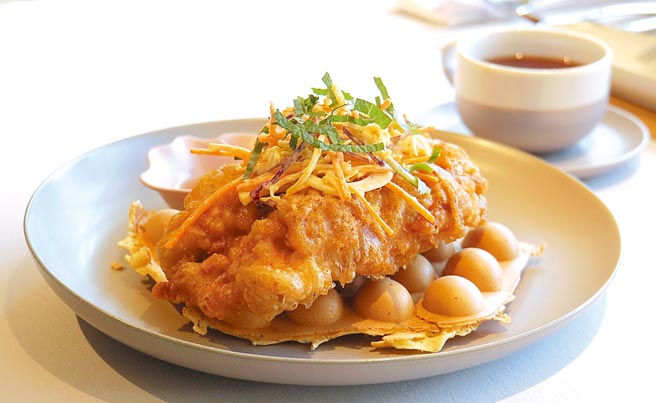 米其林一星主厨林明健为寒居酒店设计的早餐〈鸡蛋仔、炸鸡、高丽菜沙拉〉。图／姚舜