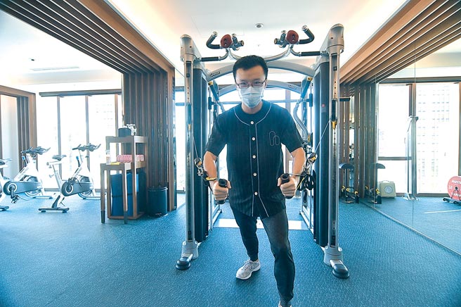 十楼设有健身房，空间宽敞且备有各式先进的健身器材。图／姚舜