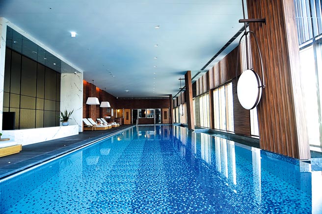 十楼还有长22米、宽4.5米、深度120公分的游泳池，及蒸气室、烤箱室。图／姚舜