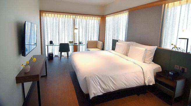 「隅鸮客房」占地11坪，双面落地窗採光透亮且宽敞。图／姚舜