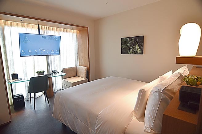 8坪大「烨鸮客房」为寒居酒店最基本房型，每间客房都有大扇落地窗引进阳光。图／姚舜