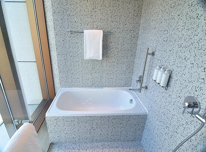 浴缸是寒居酒店的「标配」，每房型皆有；沐浴备品选用法国巴黎的SPA品牌Omnisens。图／姚舜