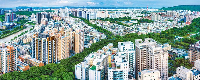 城扬在高雄大学生活圈推出的大楼建案J ONE（图左建物）。图／城扬提供