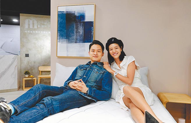 新婚夫妻杨升达、若绮选用健康无毒的欧眠床垫，让小俩口轻轻松松睡好觉做好梦。图／业者提供