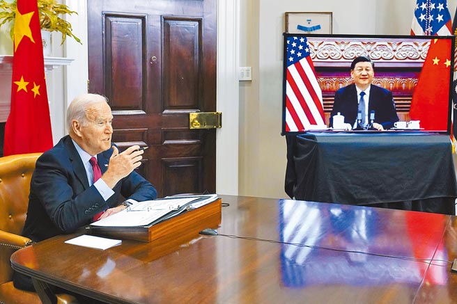 美国总统拜登（左）与中国国家主席习近平于台湾时间昨日晚间9时通电话，讨论俄乌局势。图为拜习2021年视讯会议。（美联社）