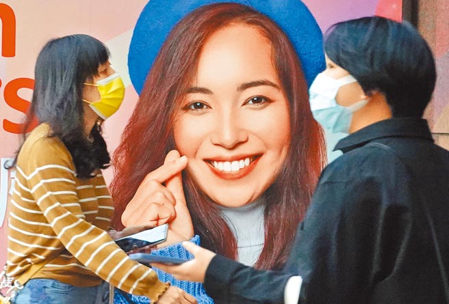 戴口罩防疫措施可望再松绑，空旷无人地区，或从事活动、工作时可望免戴罩。图为民眾在户外遵守防疫规定戴口罩。（姚志平摄）